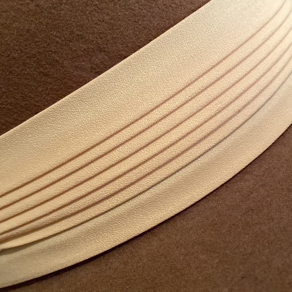 Super Nice hat! A dynamic chic look indeed! - Picture 8 of 11